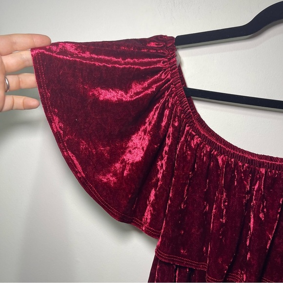 Paradiso Women’s Red Crushed Velvet Off Shoulder Ruffle blouse holiday Top in L - Picture 4 of 6